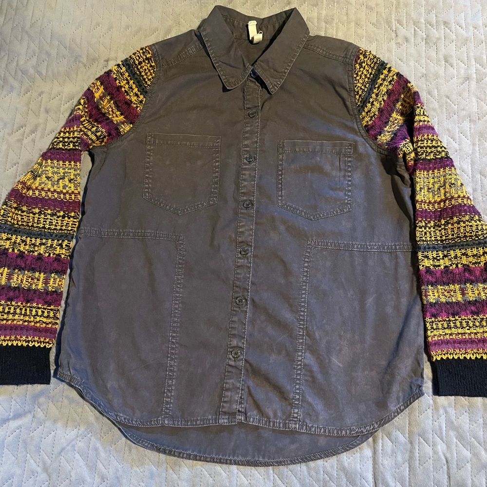 We the free shirt/sweater womens size medium gray multi colored sleeve pre-owned